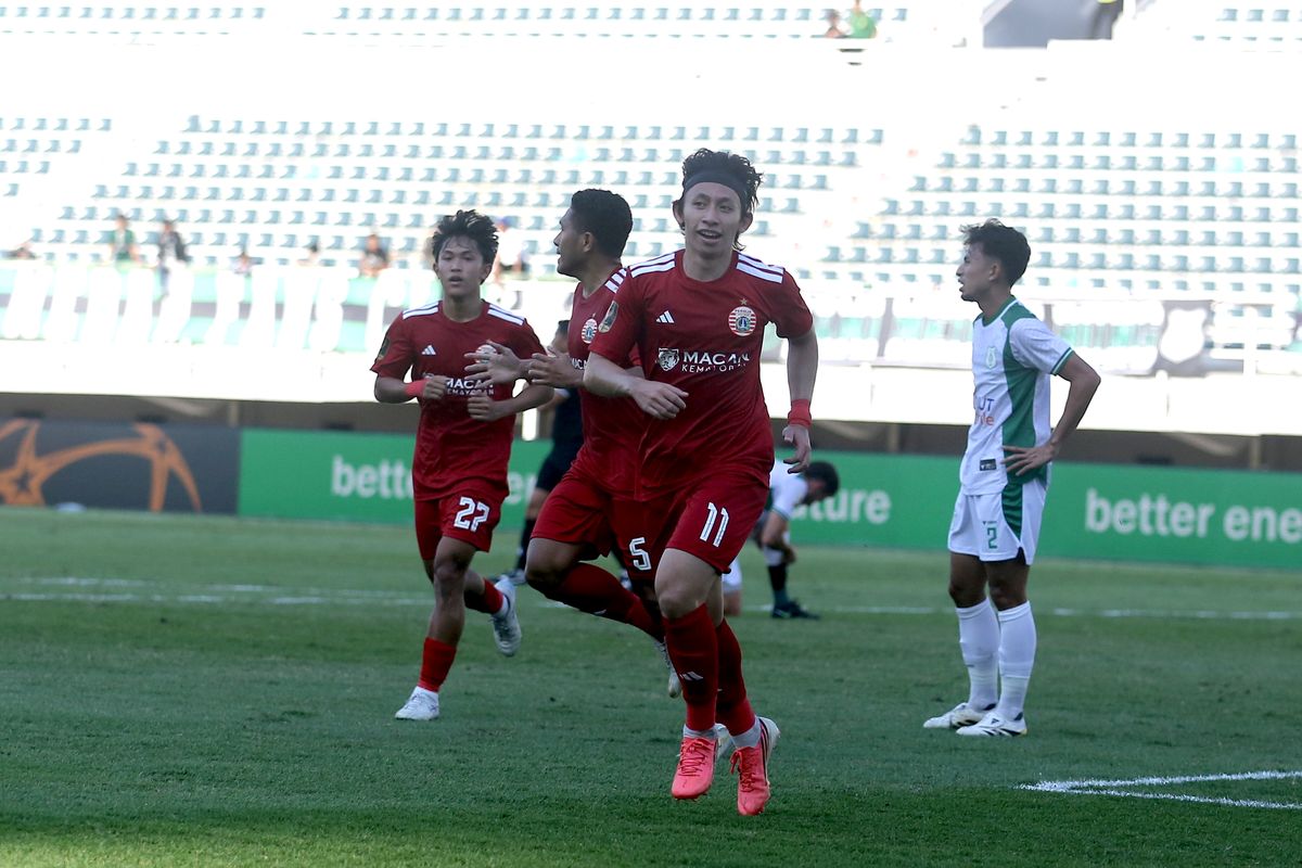Pemain Persija Jakarta melakukan selebrasi usai mencetak gol ke gawang PSMS Medan di ajang Piala Presiden.