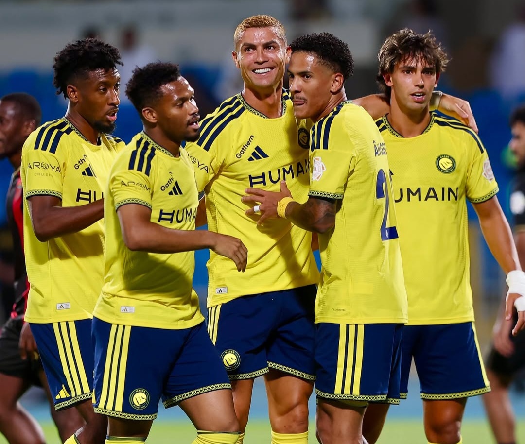 Cristiano Ronaldo bersama rekan-rekan tim Al Nassr merayakan gol dalam pertandingan Liga Arab Saudi.