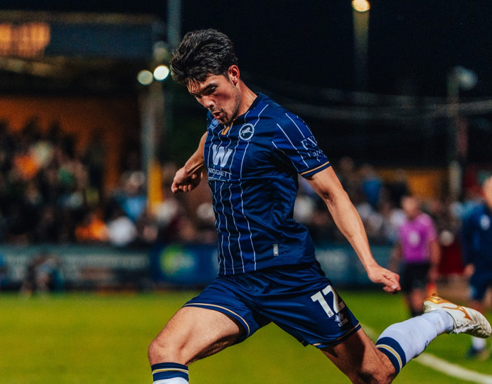 Aksi bek Timnas Indonesia, Elkan Baggott, yang tampil impresif pada laga debutnya bersama Millwall saat meraih kemenangan di ajang Carabao Cup.