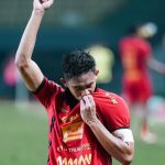 persija-klub-super-league-penyumbang-pemain-timnas-indonesia.webp Rizky Ridho merayakan gol dengan mencium logo Persija Jakarta, salah satu klub Super League penyumbang pemain Timnas Indonesia.