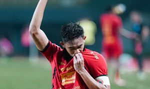Rizky Ridho merayakan gol dengan mencium logo Persija Jakarta, salah satu klub Super League penyumbang pemain Timnas Indonesia.