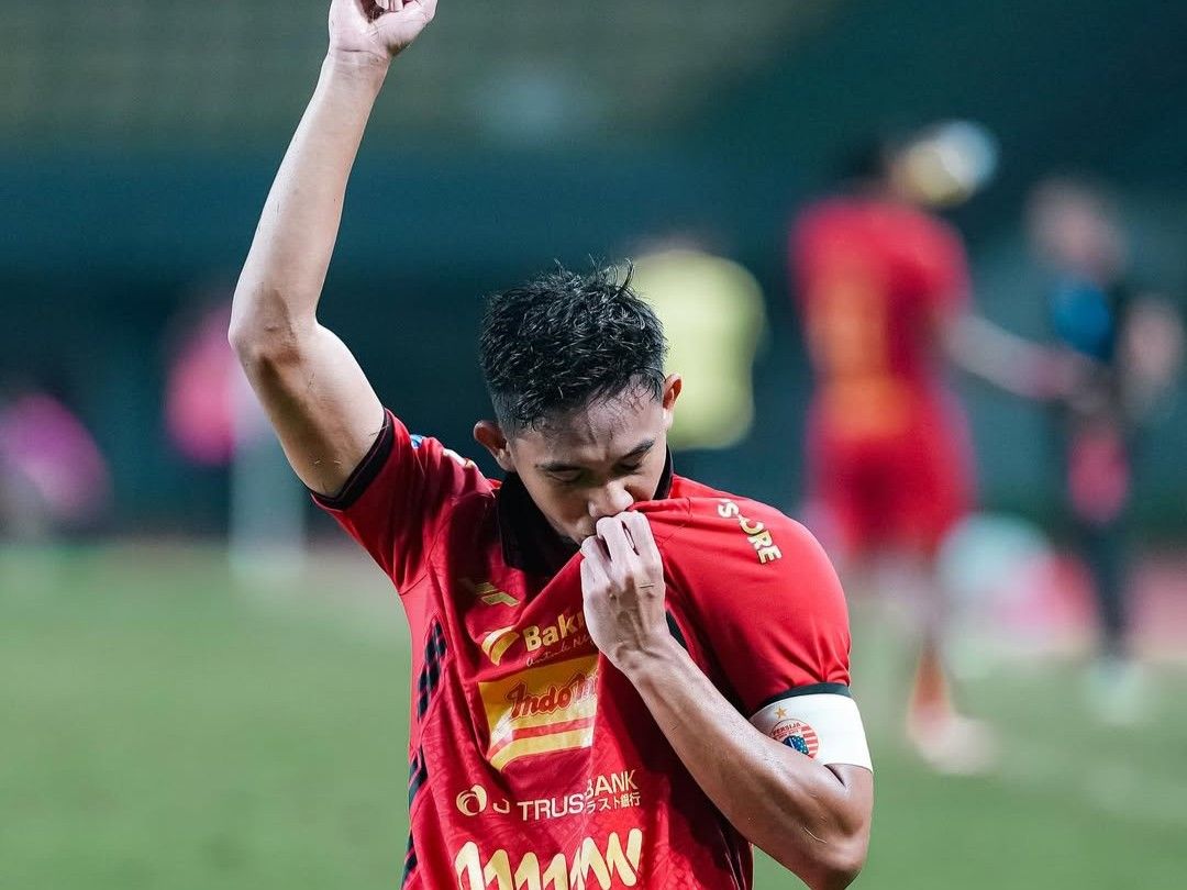 Rizky Ridho merayakan gol dengan mencium logo Persija Jakarta, salah satu klub Super League penyumbang pemain Timnas Indonesia.