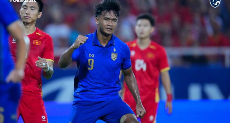 timnas-vietnam-juara-aff-2026-thailand-gol-bunuh-diri.webp Pemain Thailand berselebrasi di tengah laga melawan Timnas Vietnam pada Piala AFF 2026.