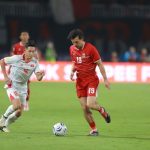 Pemain Timnas Indonesia menggiring bola dalam laga kontra Vietnam yang memengaruhi pergeseran posisi Klasemen Piala AFF.