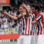 Nathan Tjoe-A-On bersama rekan setimnya merayakan gol Willem II saat menghadapi Heerenveen.