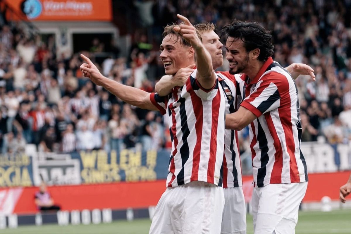 Nathan Tjoe-A-On bersama rekan setimnya merayakan gol Willem II saat menghadapi Heerenveen.