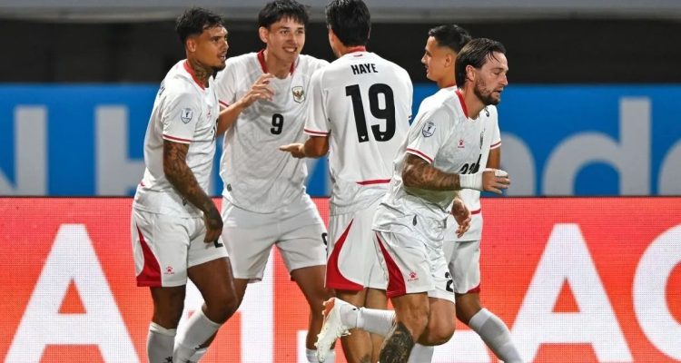 timnas-indonesia-piala-aff-2.webp Sejumlah pemain Timnas Indonesia merayakan momen di lapangan saat menghadapi Singapura.
