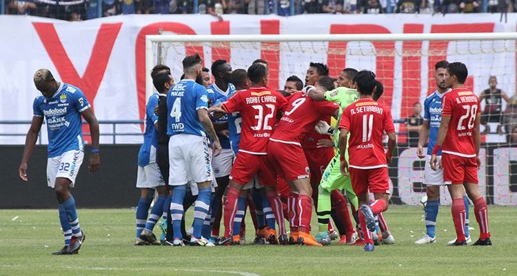 Momen perselisihan antarpemain dalam laga sengit Persija vs Persib.