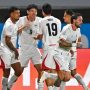 Sejumlah pemain Timnas Indonesia merayakan momen di lapangan saat menghadapi Singapura.