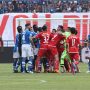 Momen perselisihan antarpemain dalam laga sengit Persija vs Persib.