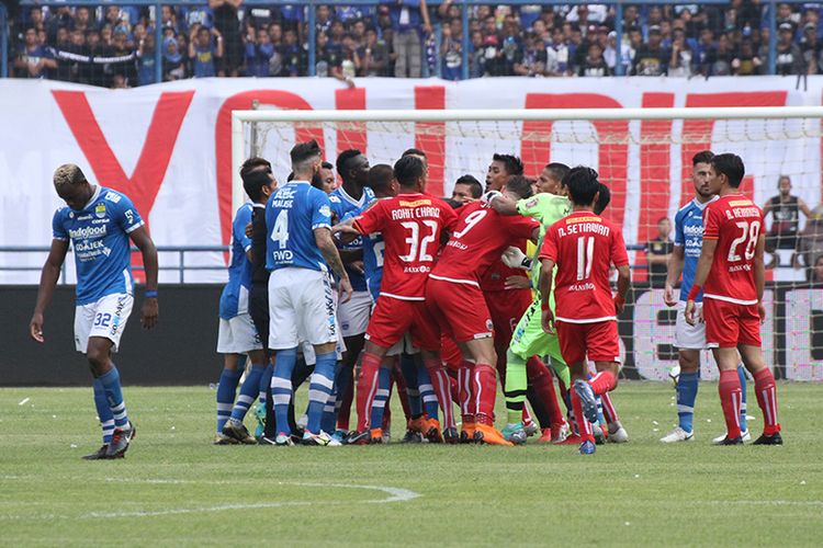 Momen perselisihan antarpemain dalam laga sengit Persija vs Persib.