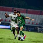 persebaya-surabaya-vs-arema-laga-sengit.webp Pemain Persebaya Surabaya berduel perebutan bola dengan pemain Arema FC dalam pertandingan penentu ke babak final.