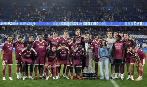 Skuad pemain Real Madrid berfoto bersama trofi di lapangan Stadion Riazor usai mengalahkan Deportivo.
