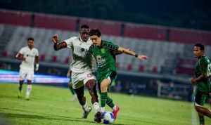 persebaya-surabaya-vs-arema-laga-sengit.webp Pemain Persebaya Surabaya berduel perebutan bola dengan pemain Arema FC dalam pertandingan penentu ke babak final.