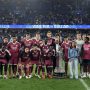Skuad pemain Real Madrid berfoto bersama trofi di lapangan Stadion Riazor usai mengalahkan Deportivo.