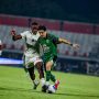 Pemain Persebaya Surabaya berduel perebutan bola dengan pemain Arema FC dalam pertandingan penentu ke babak final.