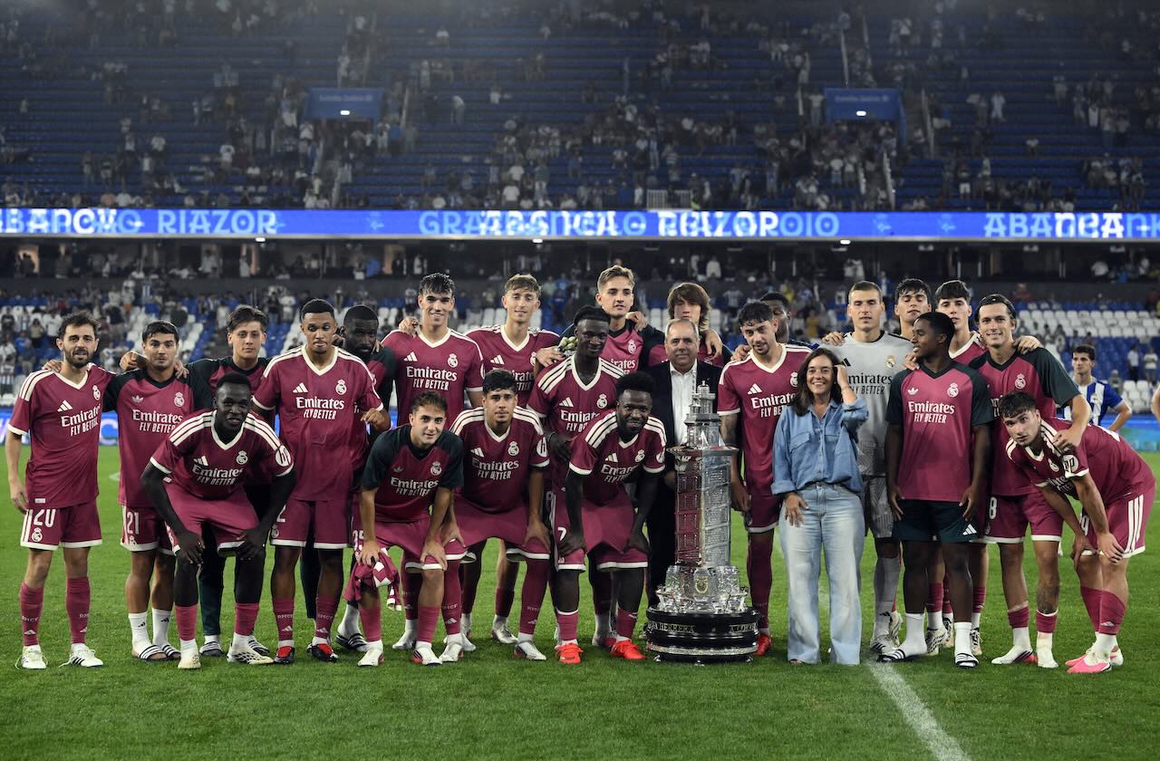 Skuad pemain Real Madrid berfoto bersama trofi di lapangan Stadion Riazor usai mengalahkan Deportivo.