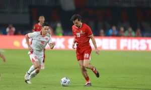 update-klasemen-piala-aff-2026-indonesia-vs-vietnam.webp Pemain Timnas Indonesia menggiring bola dalam laga kontra Vietnam yang memengaruhi pergeseran posisi Klasemen Piala AFF.