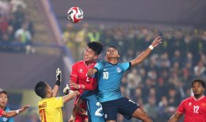 Momen duel udara sengit antara pemain Vietnam dan Singapura pada pertandingan fase grup Piala AFF 2026.