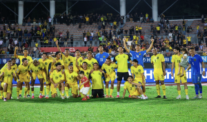 Para pemain dan staf Timnas Malaysia berfoto bersama usai pertandingan jelang babak semifinal AFF 2026.