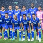 persib-bandung-dewata-challenge-series-2026-skuad.webp Skuad utama pemain Persib Bandung berfoto bersama di lapangan sebelum bertanding di Dewata Challenge Series 2026