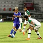 persebaya-surabaya-juara-piala-presiden-2026.webp Pemain Persebaya Surabaya membayangi pergerakan pemain Persib Bandung pada final Piala Presiden 2026.