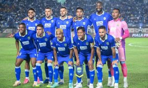 Skuad utama pemain Persib Bandung berfoto bersama di lapangan sebelum bertanding di Dewata Challenge Series 2026