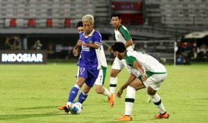 Pemain Persebaya Surabaya membayangi pergerakan pemain Persib Bandung pada final Piala Presiden 2026.