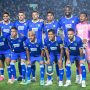 Skuad utama pemain Persib Bandung berfoto bersama di lapangan sebelum bertanding di Dewata Challenge Series 2026