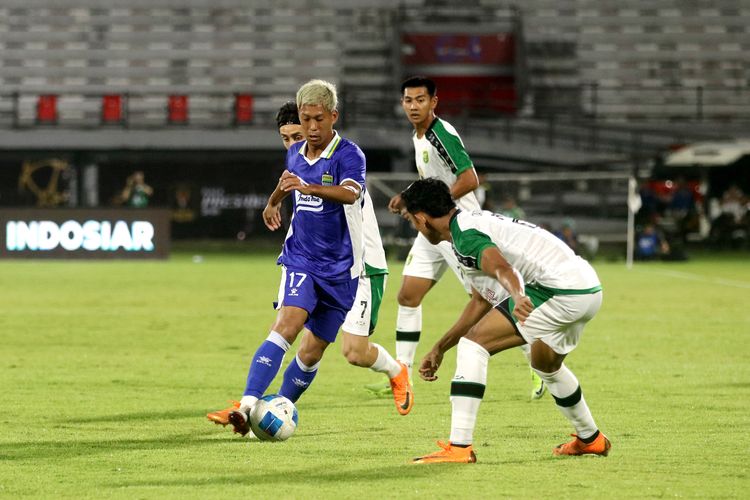 Pemain Persebaya Surabaya membayangi pergerakan pemain Persib Bandung pada final Piala Presiden 2026.