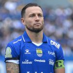 Kapten Persib Bandung, Ciro Alves, tampak bersiap di lapangan jelang kick-off kompetisi Super League musim 2026/2027. Di jersey yang dikenakannya, terlihat deretan sponsor baru yang mendukung Maung Bandung musim ini.