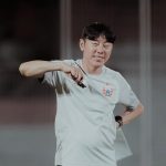 shin-tae-yong-persija-jakarta-piala-presiden.webp Pelatih Shin Tae-yong tersenyum saat mendampingi sesi latihan Persija Jakarta di Piala Presiden.