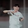 Pelatih Shin Tae-yong tersenyum saat mendampingi sesi latihan Persija Jakarta di Piala Presiden.