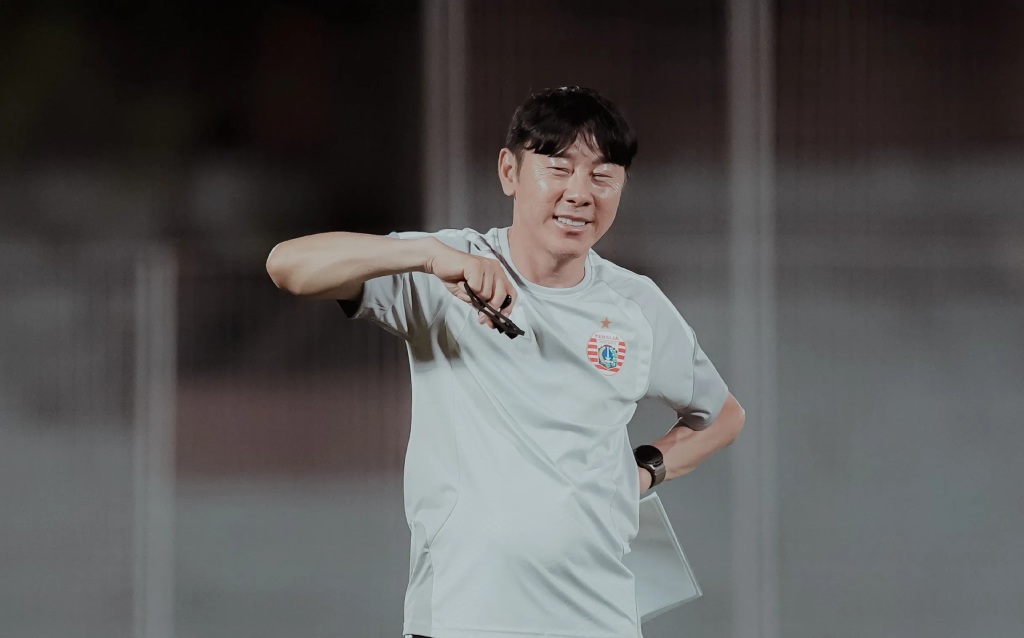Pelatih Shin Tae-yong tersenyum saat mendampingi sesi latihan Persija Jakarta di Piala Presiden.