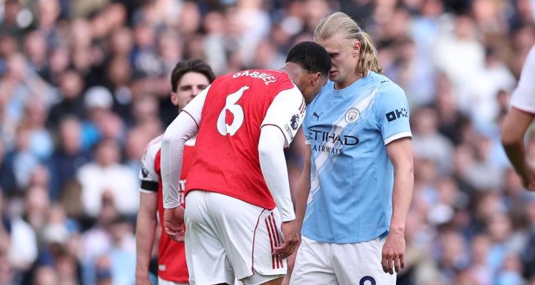 Bek Arsenal Gabriel Magalhaes berhadapan langsung dengan penyerang Man City Erling Haaland di lapangan.