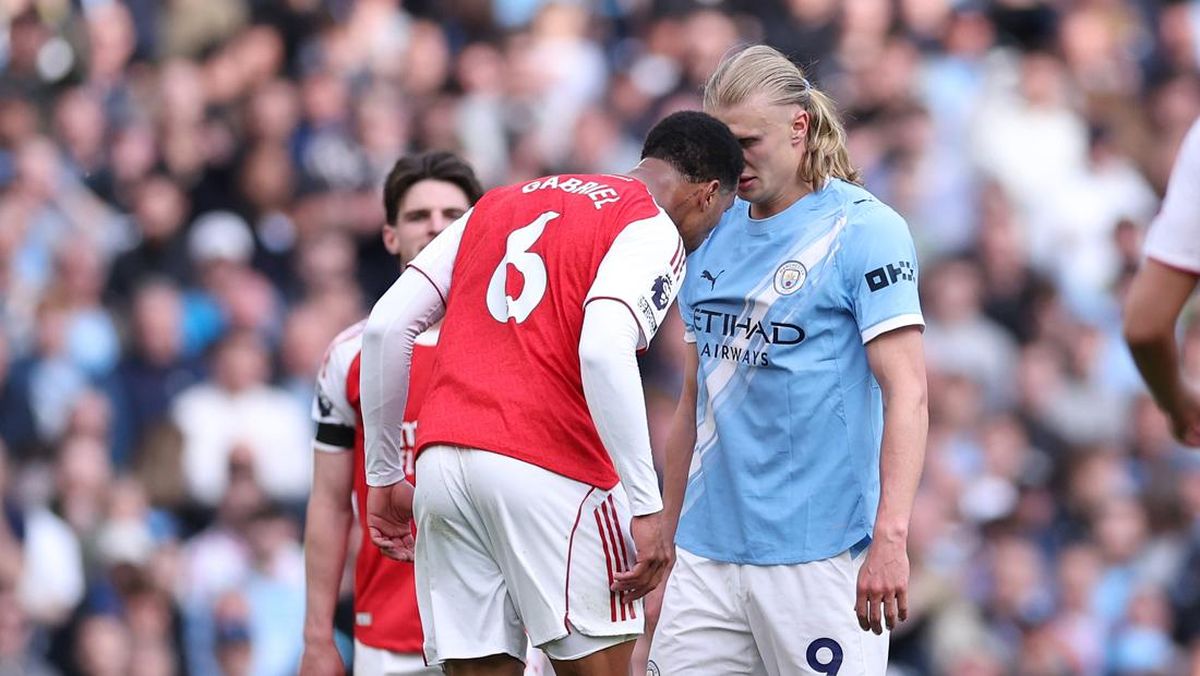 Bek Arsenal Gabriel Magalhaes berhadapan langsung dengan penyerang Man City Erling Haaland di lapangan.