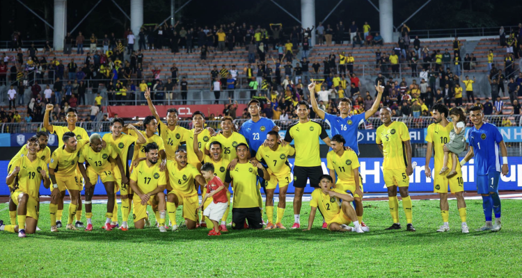 Para pemain dan staf Timnas Malaysia berfoto bersama usai pertandingan jelang babak semifinal AFF 2026.