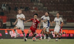 persib-bandung-vs-bali-united-dewata-challenge-series-2026.webp Pemain Persib Bandung mengepung pergerakan pemain Bali United dalam laga Dewata Challenge Series 2026.