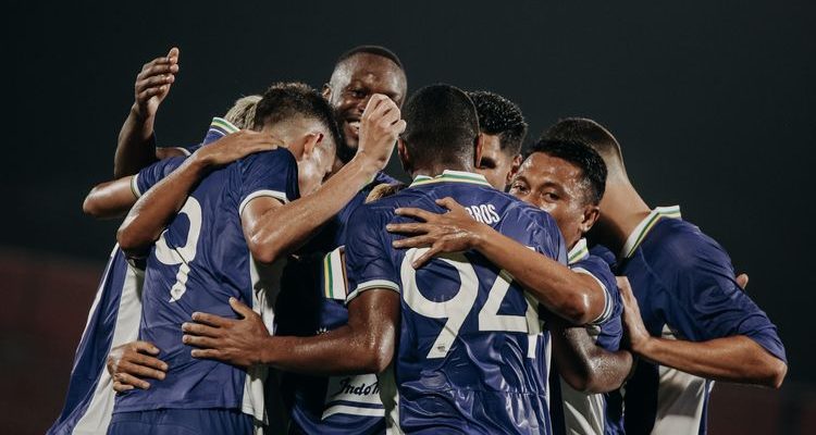 Selebrasi pemain Persib Bandung usai mencetak gol jelang laga play-off ACL 2.