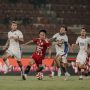 Pemain Persib Bandung mengepung pergerakan pemain Bali United dalam laga Dewata Challenge Series 2026.