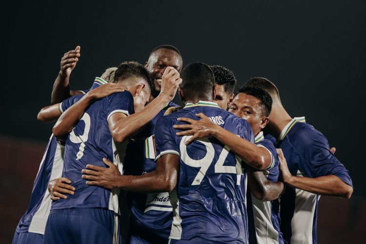 Selebrasi pemain Persib Bandung usai mencetak gol jelang laga play-off ACL 2.