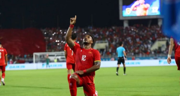 Selebrasi emosional pemain Timnas Vietnam usai membobol gawang Malaysia pada semifinal Piala AFF 2026.