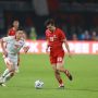 Pemain Timnas Indonesia menggiring bola dalam laga kontra Vietnam yang memengaruhi pergeseran posisi Klasemen Piala AFF.