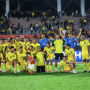 Para pemain dan staf Timnas Malaysia berfoto bersama usai pertandingan jelang babak semifinal AFF 2026.