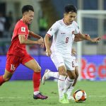 Pemain Timnas Indonesia menguasai bola di bawah bayang-bayang pemain Vietnam.