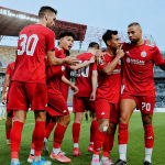 jadwal-siaran-langsung-persija-jakarta-vs-arema-fc.webp Para pemain Persija Jakarta merayakan gol bersama di tengah lapangan menjelang laga perebutan peringkat 3.