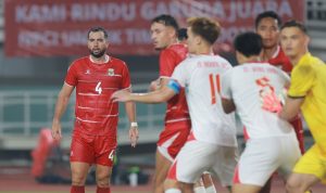 Jordi Amat dan para pemain Timnas Indonesia bersiap menghadapi situasi bola mati saat melawan Singapura.