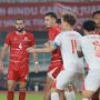 Jordi Amat dan para pemain Timnas Indonesia bersiap menghadapi situasi bola mati saat melawan Singapura.