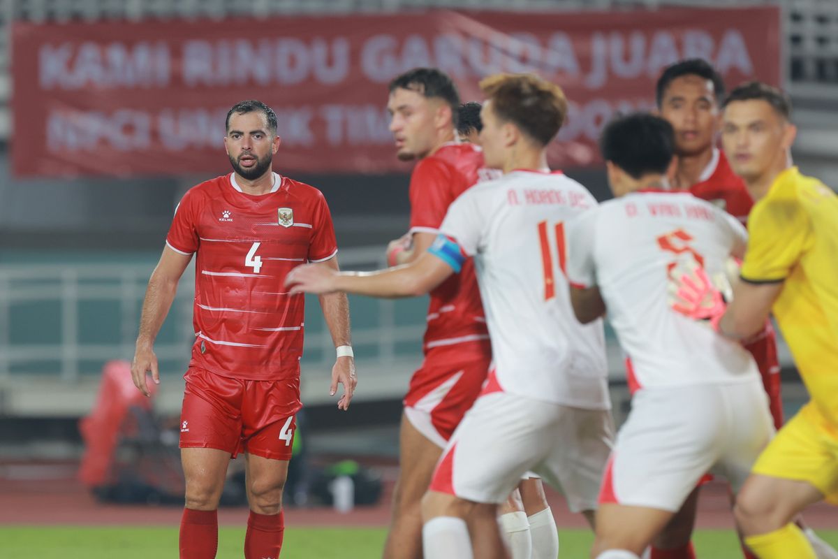 Jordi Amat dan para pemain Timnas Indonesia bersiap menghadapi situasi bola mati saat melawan Singapura.