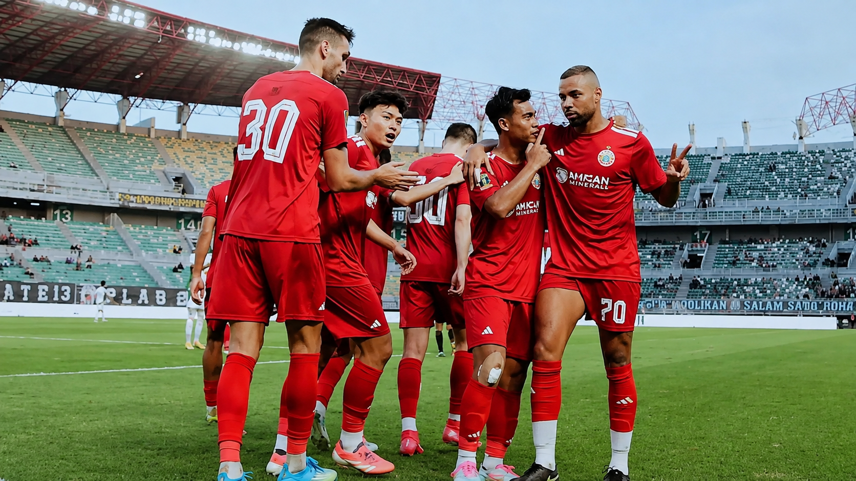 Para pemain Persija Jakarta merayakan gol bersama di tengah lapangan menjelang laga perebutan peringkat 3.